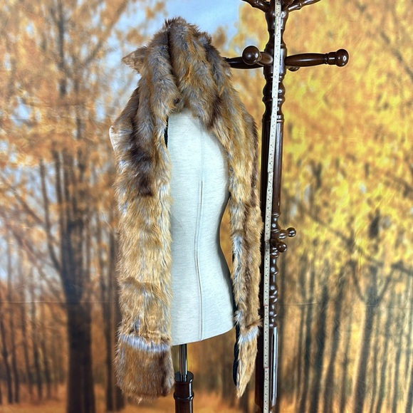 Is this a fox? Hat scarf mittens sneed faux fur fun - Picture 8 of 12